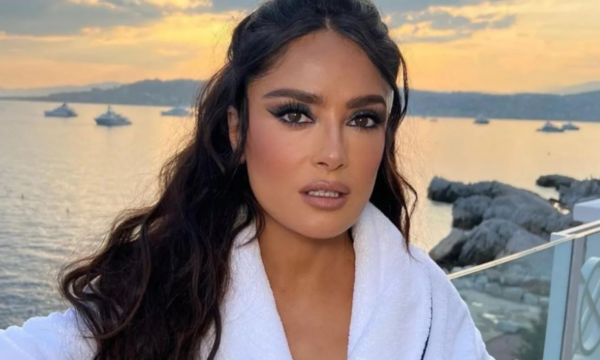 ¡Salma Hayek sufre accidente en la playa!