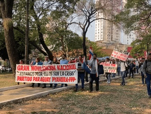 Campesinos marchan en Asunción bajo el lema “estamos peor, ellos son la crisis” al cumplirse un año del gobierno · Radio Monumental 1080 AM