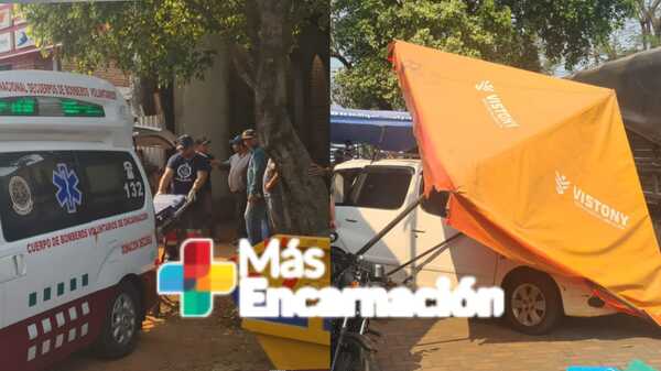 Automóvil atropella en reversa a dos peatones en el microcentro de Encarnación