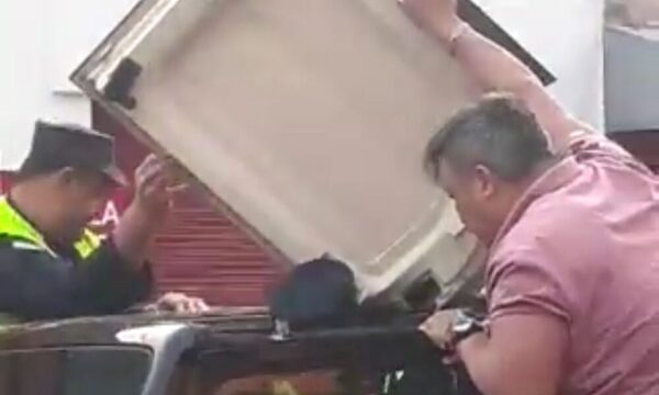 Polis tuvieron que despertar a un hombre, que se quedó dormido en plena avenida
