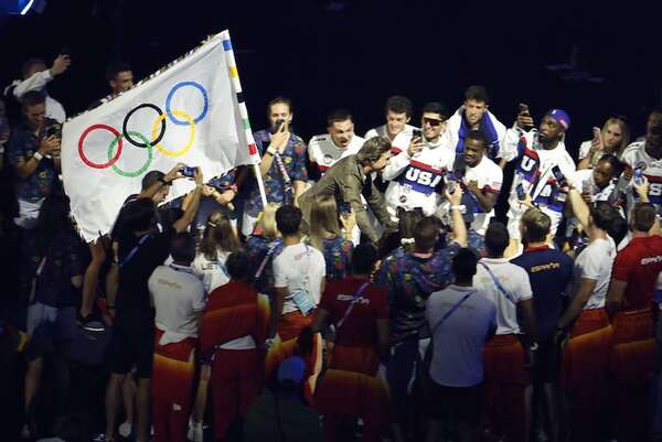 La bandera olímpica aterriza en Los Ángeles: cuenta atrás para los JJ.OO. de 2028 - Polideportivo - ABC Color