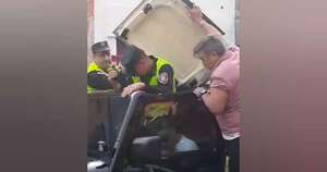 La Nación / Asunción: un hombre se quedó dormido y estacionó en medio de la calle