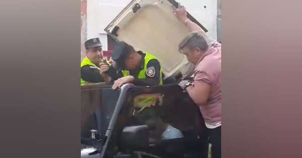 La Nación / Asunción: un hombre se quedó dormido y estacionó en medio de la calle