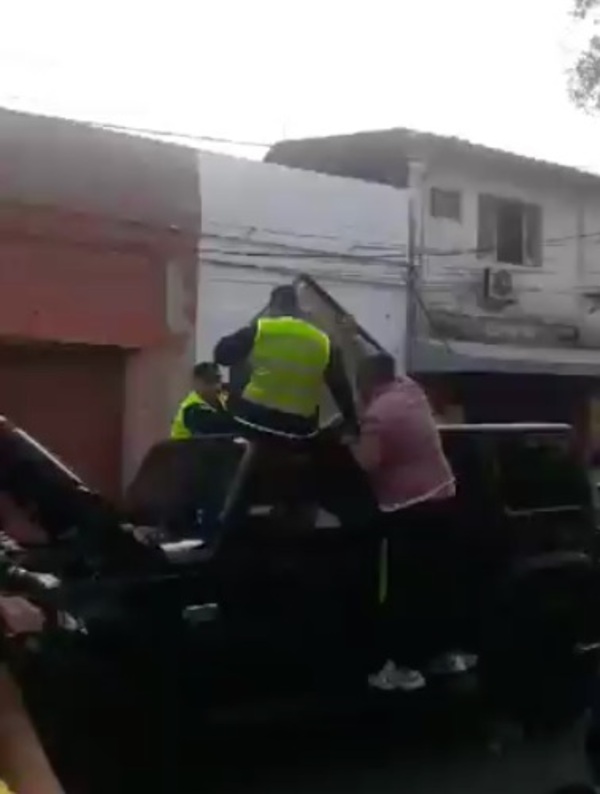 [VIDEO] Luego del festejo por el Día de la bandera, se durmió en el medio de la calle