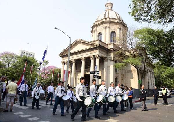 Aniversario de Asunción: desfile estudiantil, de autos antiguos y de jinetes, para honrar a la madre de ciudades - Nacionales - ABC Color