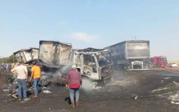 Incendio de camiones en Dourados: un trágico accidente en la MS-270