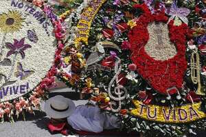 Medellín brilla con sus silleteros desfilando en colorido cierre de la Feria de las Flores - Viajes - ABC Color