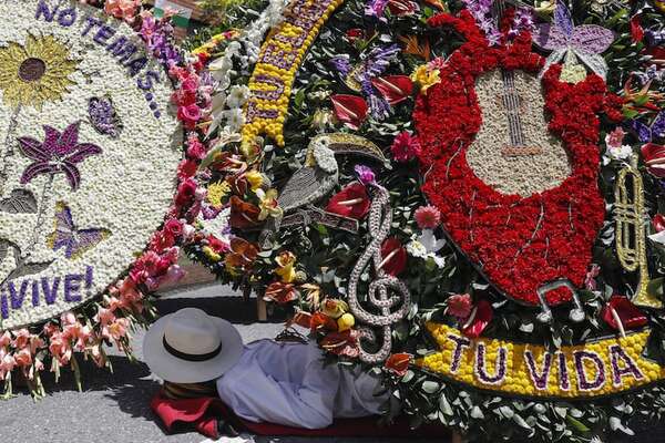 Medellín brilla con sus silleteros desfilando en colorido cierre de la Feria de las Flores - Viajes - ABC Color