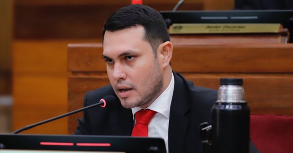 Fiscalía ratifica pedido de sobreseimiento provisional para Hernán Rivas en caso de supuesto título falso