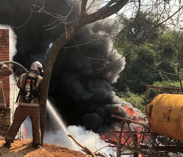 Presunta quema de basura provocó un gran incendio en Ypané y varias casas corrieron peligro - Policiales - ABC Color