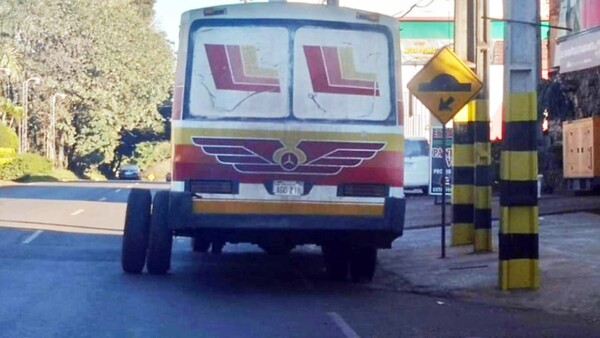 Los usuarios del transporte en el Este viven cautivos de los buses chatarras