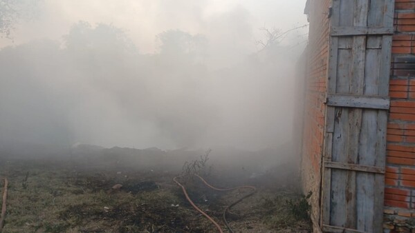 Bomberos Voluntarios logran controlan incendio en Ypané