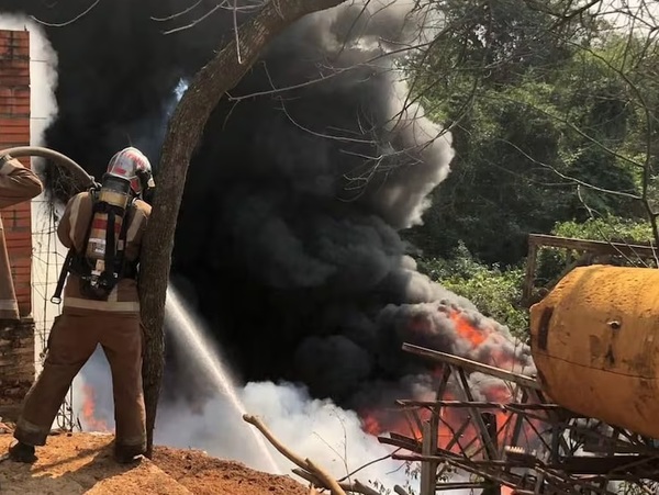 Ypané: Bomberos voluntarios controlan Incendio en vertedero clandestino
