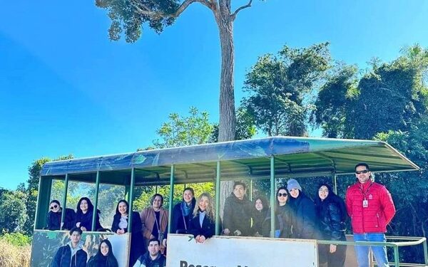 Universitarios realizan visita a reserva Tati Yupí