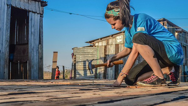Fotógrafo ganador del Pulitzer retrata la vida de los asentamientos paraguayos para campaña de Techo