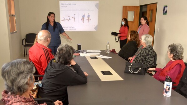 ¿Te duele la espalda? Con talleres enseñan cómo evitar las lesiones