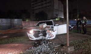 Borracho embiste contra columna