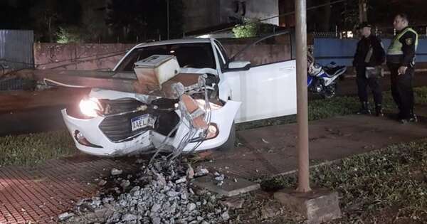 Diario HOY | Conductor borracho se salva de milagro tras chocar contra una columna