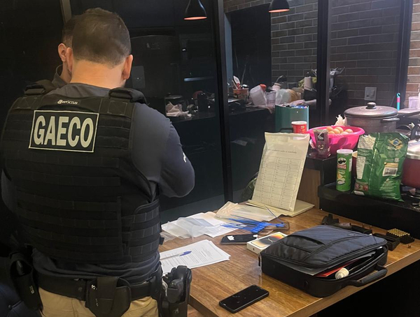 Detienen a policías brasileños que se alzaban con mercaderías decomisadas - La Clave