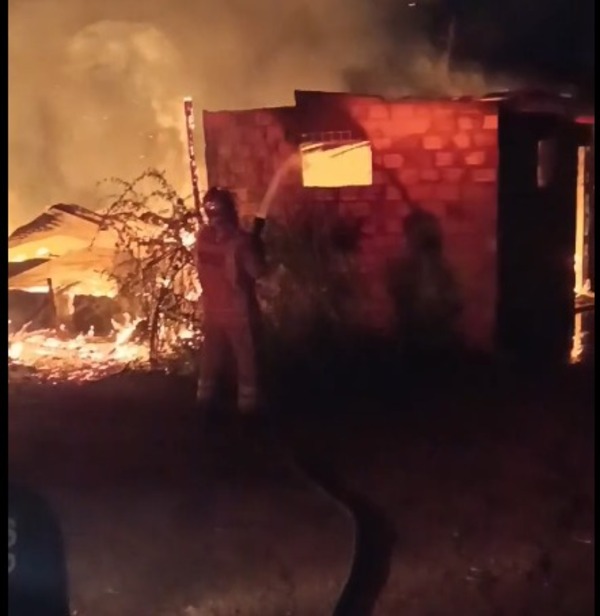 Vivienda se incendia en La Fortuna