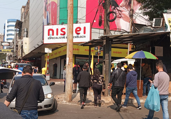 Las tiendas de Ciudad del Este reciben nuevamente a los turistas argentinos - La Clave