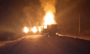 Camión cisterna con 32.000 litros de combustible se incendia tras aparatoso vuelco – Prensa 5
