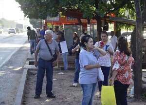 Área Metropolitana: pasajeros deben correr para subir a buses llenos en paradas - Nacionales - ABC Color