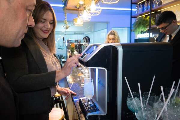 Un innovador bar de agua habilita Culligan en su nueva sede - Brand Lab - ABC Color