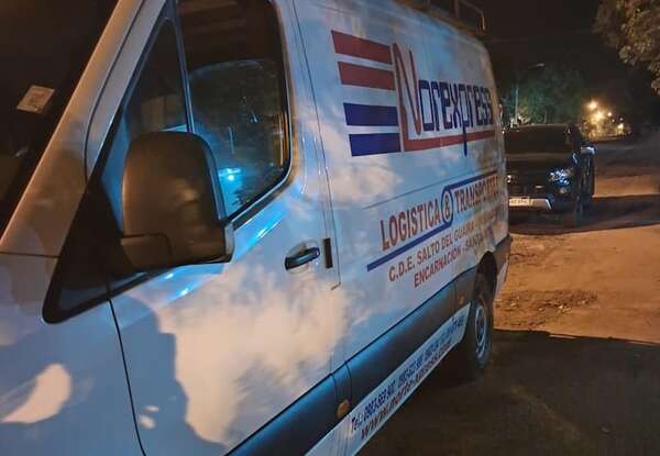 Piratas del asfalto interceptan a tiros un furgón y roban repuestos - ABC en el Este - ABC Color