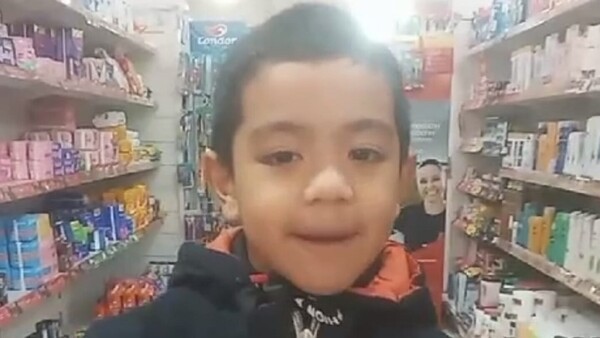 El pequeño Santino sueña ser un relator deportivo de la tevé