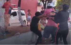 Video: “moquete” entre mujeres a la salida de un súper en Itauguá - Nacionales - ABC Color