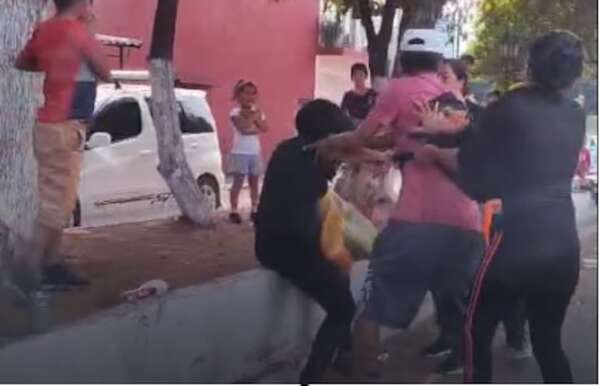 Video: “moquete” entre mujeres a la salida de un súper en Itauguá - Nacionales - ABC Color