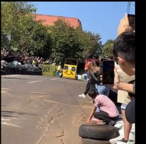 (VIDEO)Furor en Caaguazú por carrera de “autos locos”