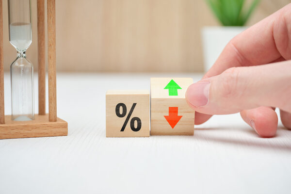 Agentes económicos esperan que tasa de política monetaria siga bajando y llegue a 5,75% en 2024 - MarketData