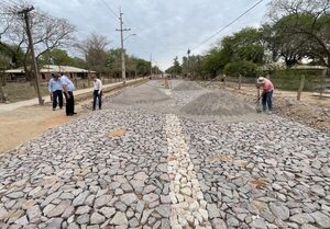 Ernst Giesbrecht defiende el uso de empedrado en Loma Plata como base para futuros asfaltados