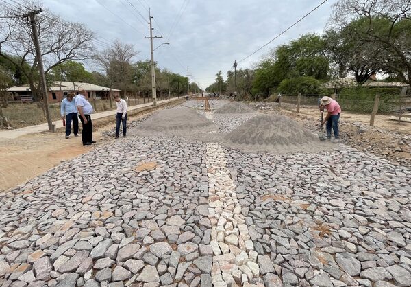 Ernst Giesbrecht defiende el uso de empedrado en Loma Plata como base para futuros asfaltados