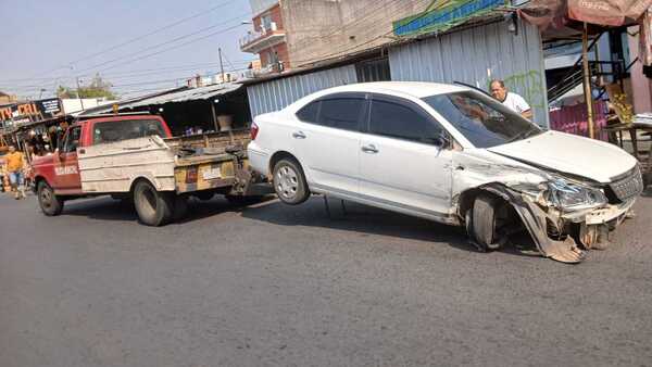 Video: Conductora causa accidente y susto en el Mercado 4