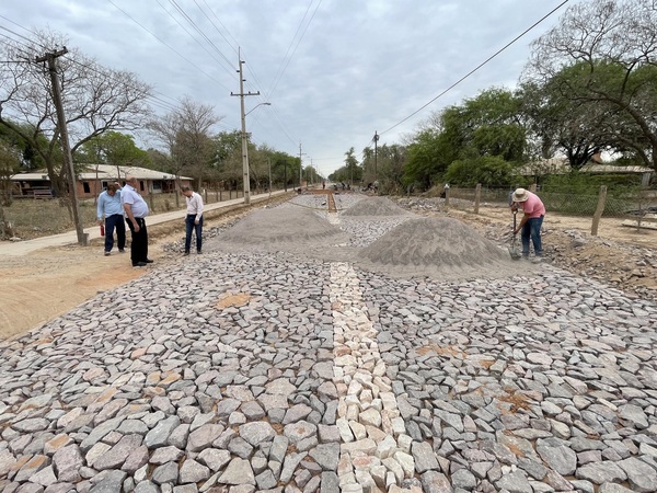 Ernst Giesbrecht defiende el uso de empedrado en Loma Plata como base para futuros asfaltados
