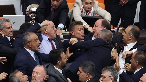 Video: Pelea a puñetazos en el Parlamento de Turquía tras debate sobre ex diputado preso