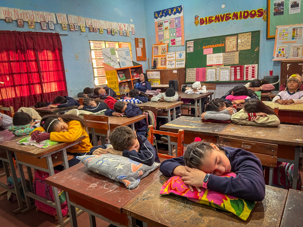 Alumnos del 4to grado practican meditación mindfulness antes de clases en Concepción