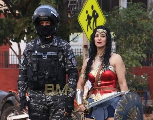 Lince vestida de la mujer maravilla causó furor en las calles