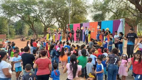 Policía, docentes y padres dieron alegría a los niños por su día en San Antonio y Ñemby - Nacionales - ABC Color