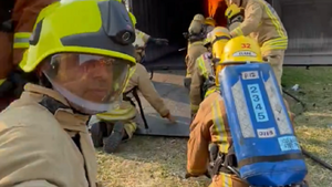 Embajador británico destaca donación de autobombas a los bomberos