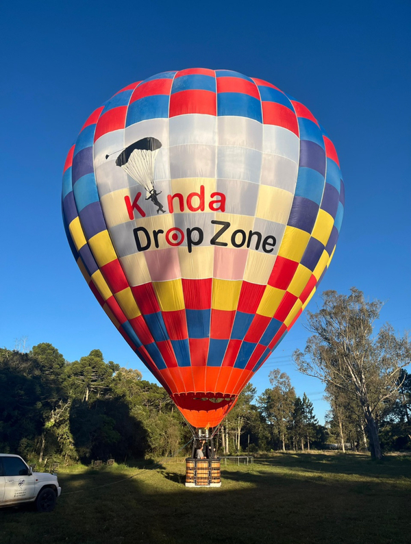 San Bernardino celebra el Día del Niño hoy con shows de paracaidismo y un globo aerostático abierto al público - .::Agencia IP::.