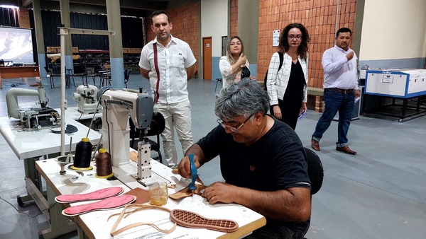 El SNPP lanza nuevos cursos de costura y confección en el departamento Central - .::Agencia IP::.