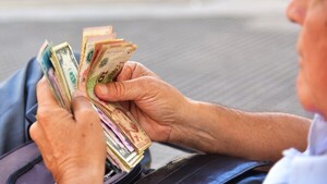El dólar sigue empujando y cierra semana en G. 7.570