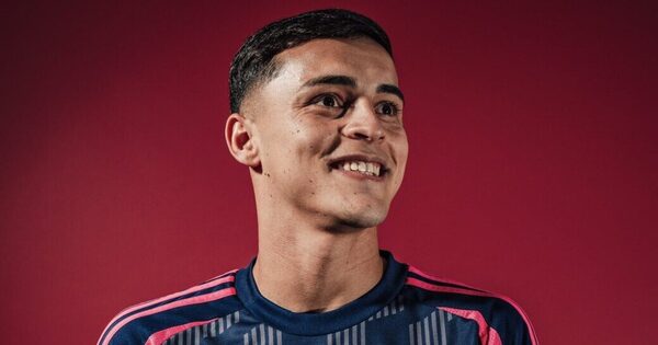 Versus / El primer saludo en inglés de Ramón Sosa a los hinchas del Nottingham Forest