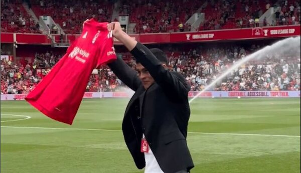 Versus / Así fue la presentación de Ramón Sosa ante los hinchas del Nottingham Forest