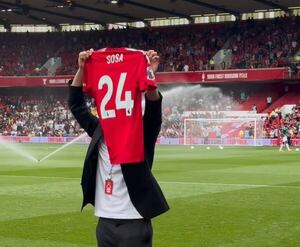 Ramón Sosa: Saludo y ovación de los hinchas del Nottingham Forest - Fútbol Internacional - ABC Color
