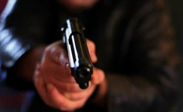 Roban un automóvil y cajas de celulares en asalto a un inquilinato